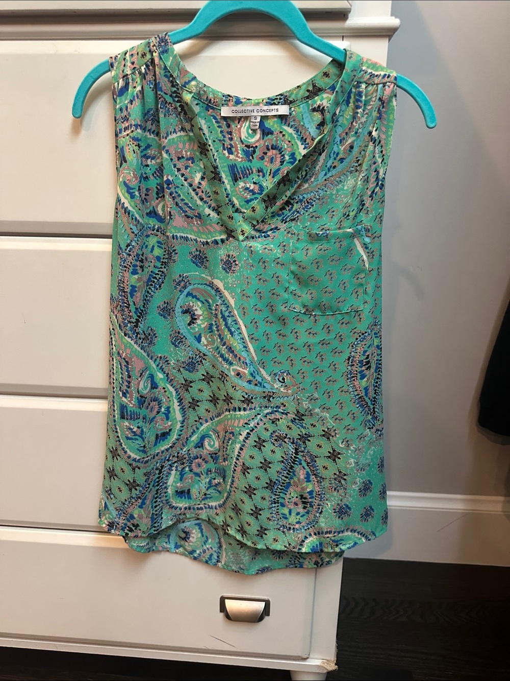 Collective Concepts Green Paisley V-Neck Sleeveless Blouse